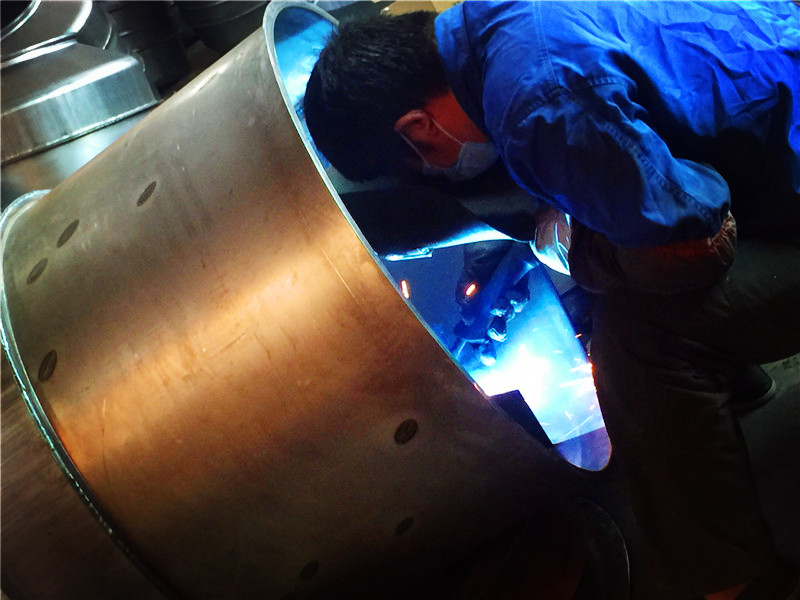 220v移動式小型攪拌機焊接車間焊接過程展示--河北東圣吊索具制造有限公司--小型攪拌機|石材夾具|液壓堆高車|手動叉車