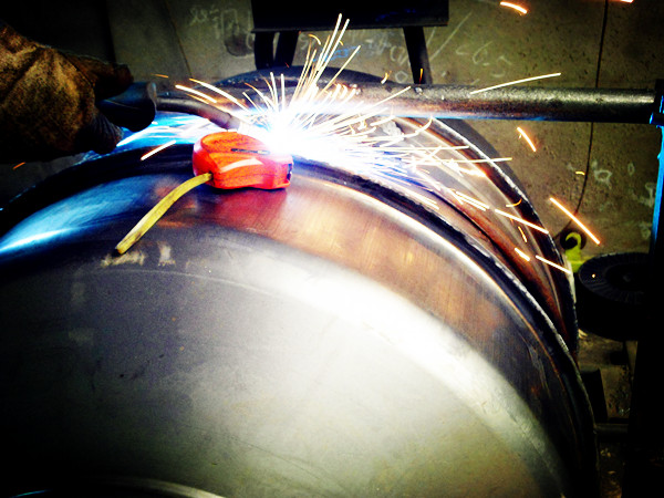 小型建筑施工用攪拌機(jī)焊接車間焊接--河北東圣吊索具制造有限公司--小型攪拌機(jī)|石材夾具|液壓堆高車|手動(dòng)叉車