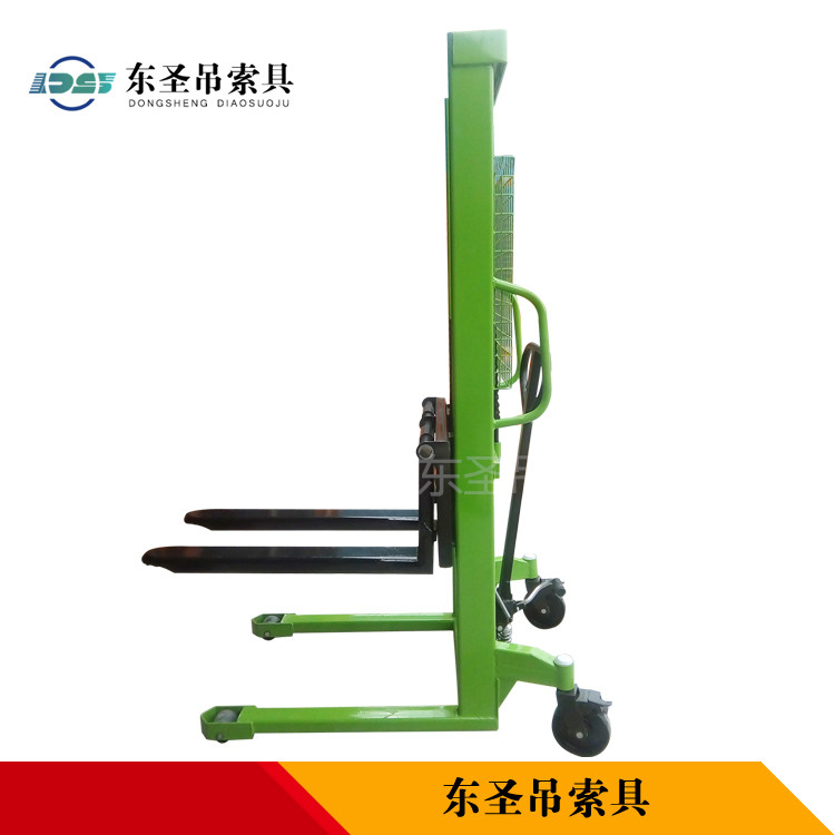 1噸手動堆高叉車不能搬運(yùn)1噸重物?--河北東圣吊索具制造有限公司--液壓堆高車|手動叉車|小型攪拌機(jī)|石材夾具