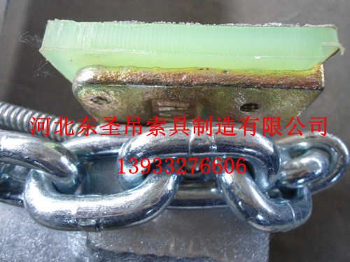 吊石材用的夾子夾皮位置特寫？--河北東圣吊索具制造有限公司--石材夾具|液壓堆高車|手動叉車|小型攪拌機