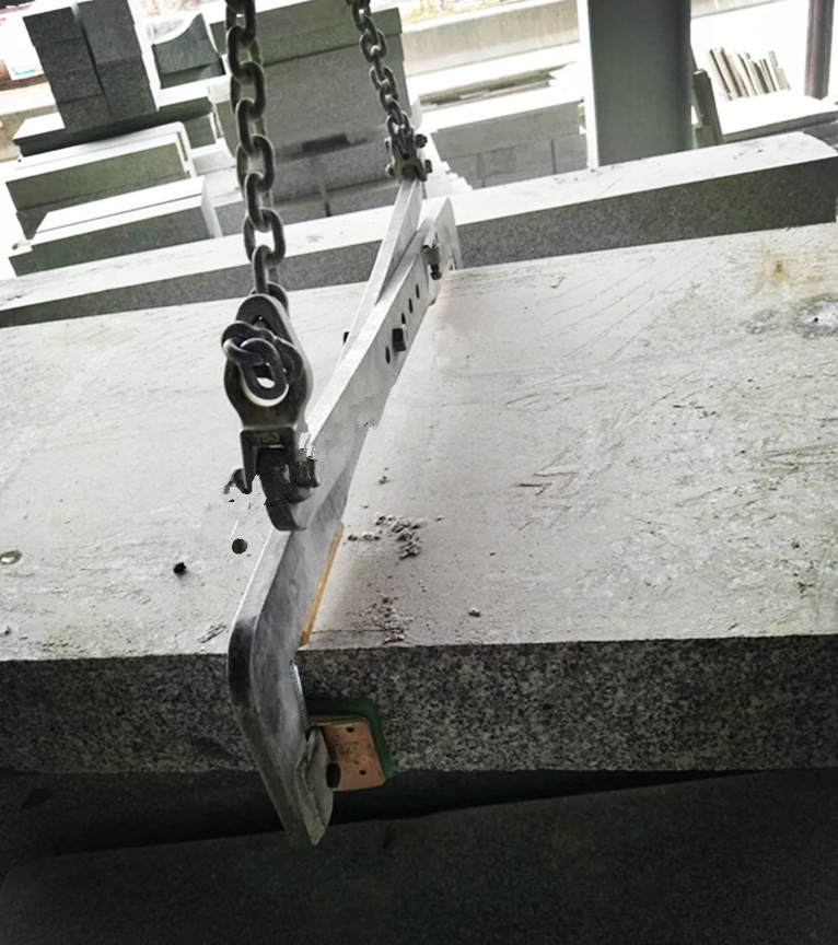 起重吊裝機(jī)與夾具配合使用吊裝石板操作現(xiàn)場(chǎng)--河北東圣吊索具制造有限公司--石材夾具|小型攪拌機(jī)|液壓堆高車|手動(dòng)叉車 提升機(jī)與夾具配合使用吊裝石板現(xiàn)場(chǎng)--河北東圣吊索具制造有限公司--石材夾具|小型攪拌機(jī)|液壓堆高車|手動(dòng)叉車