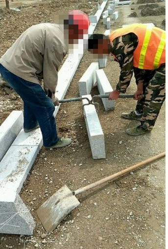 雙人抬石材夾具使用現(xiàn)場(chǎng)--河北東圣吊索具制造有限公司--石材夾具|小型攪拌機(jī)|液壓堆高車|手動(dòng)叉車 雙人抬石材夾具使用現(xiàn)場(chǎng)--河北東圣吊索具制造有限公司--石材夾具|小型攪拌機(jī)|液壓堆高車|手動(dòng)叉車