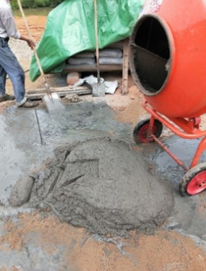 家用小型攪拌機(jī)使用現(xiàn)場(chǎng)--河北東圣吊索具制造有限公司--小型攪拌機(jī)|石材夾具|液壓堆高車|手動(dòng)叉車